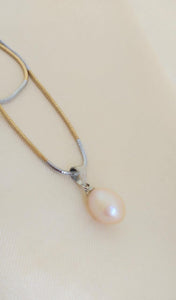 Golden Pearl Pendant with Chain.