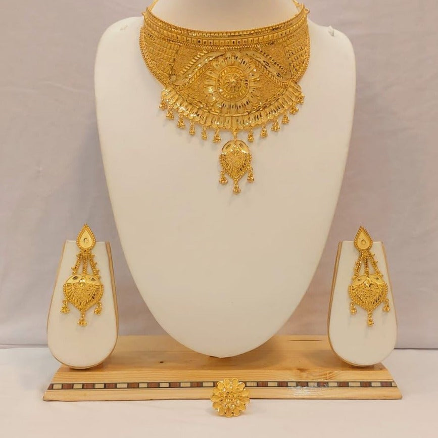 RESHMA, 24 KT GOLD PLATED CHOKER NECKLACE SET WITH ADJUSTABLE FINGER RING FOR WOMEN -FARI001CNSR