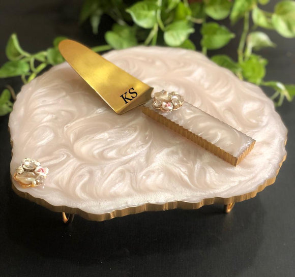 PEACH PEARL FINISH RESIN CAKE STAND WITH DECORATIVE BROOCH AND A SPATULA -HDVCSS001PP