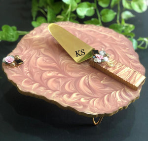 PINK PEARL FINISH RESIN CAKE STAND WITH DECORATIVE BROOCH AND A SPATULA -HDVCSS001