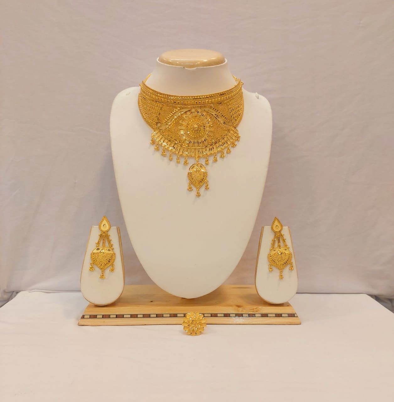 RESHMA, 24 KT GOLD PLATED CHOKER NECKLACE SET WITH ADJUSTABLE