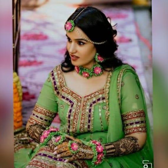 Haritha, elegant pink and green shade flower jewellery for Haldi / Meh www.soosi.co.in Haritha, elegant pink and green shade flower jewellery for Haldi / Meh www.soosi.co.in
