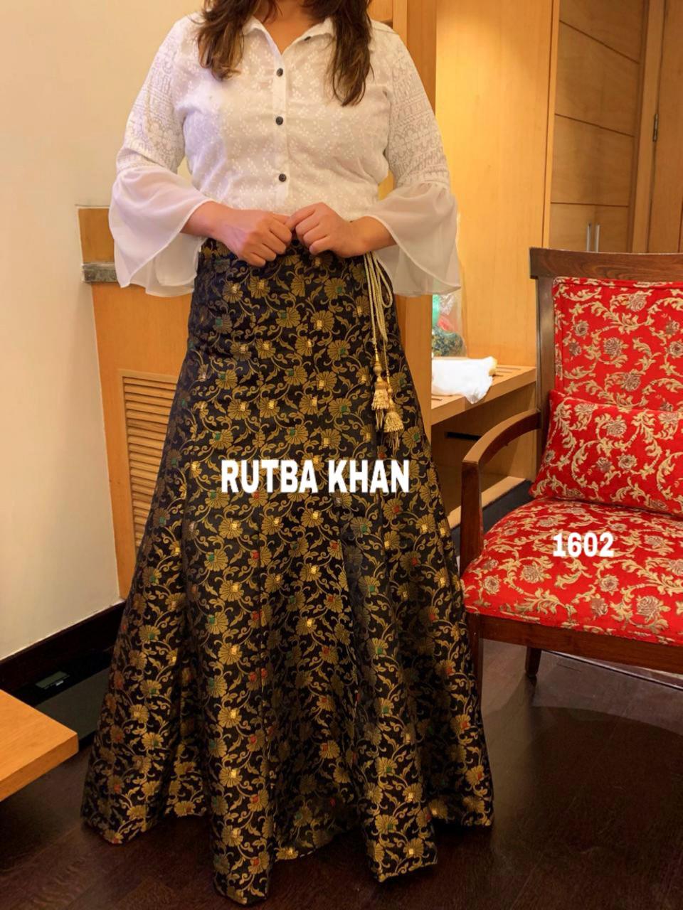 Buy Abhishti Banarasi Zari U Neck Panelled Top With Circular Skirt (Set of  2) at Redfynd