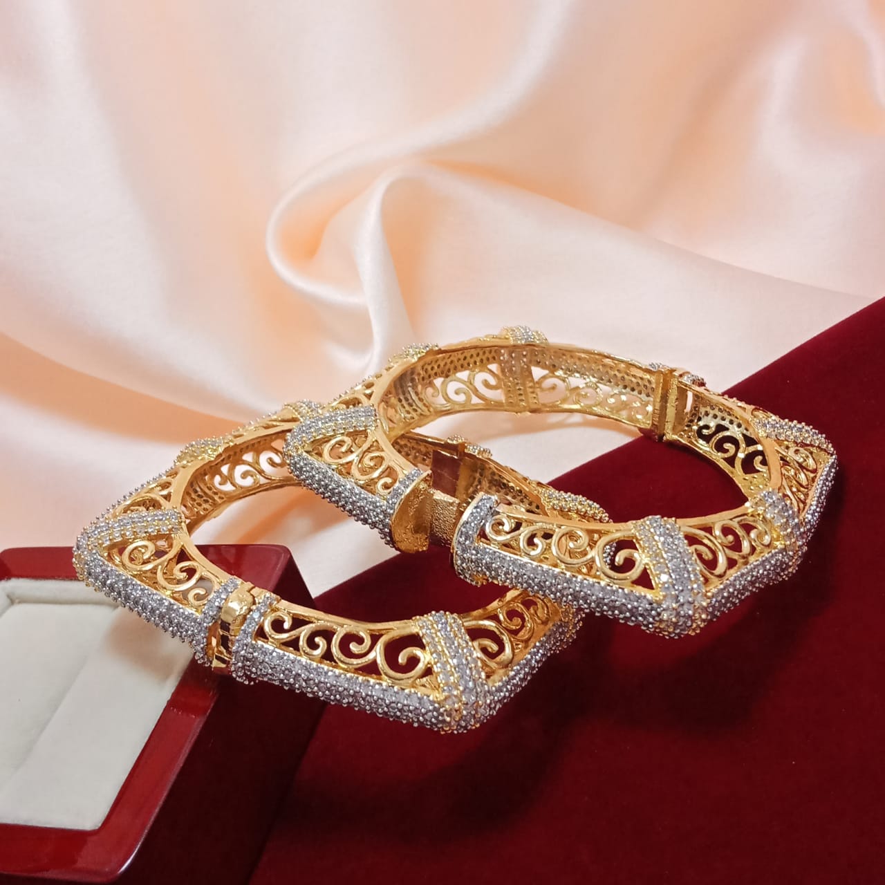 Round Diamonds & Baguettes Illusion Diamond Bracelet | Bridal Jewelry –  YESSAYAN.com