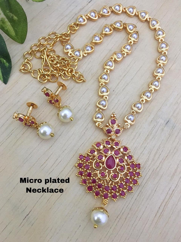 Necklaces : Gold plated brass pearls necklace with earrings