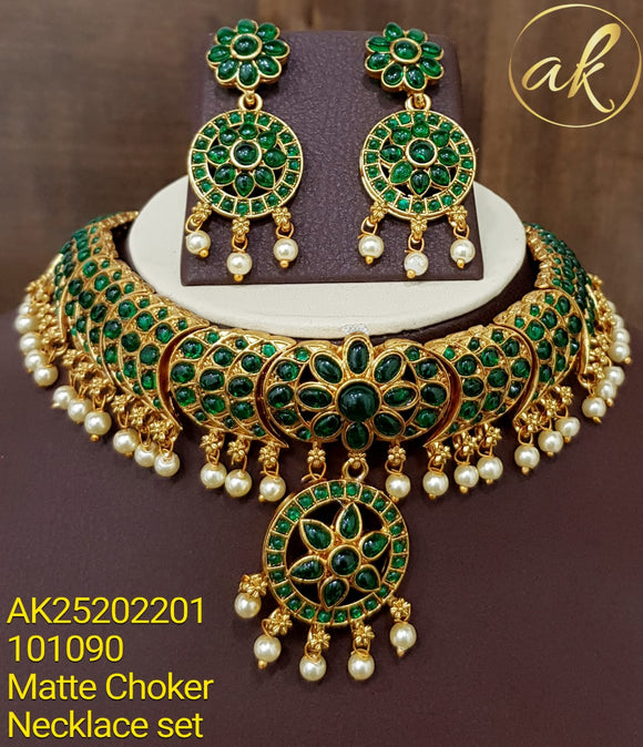 GOLD FINISH  GREEN KEMP NECKLACE SET/CHOKER  WITH PEARLS FOR WOMEN GKNG1090